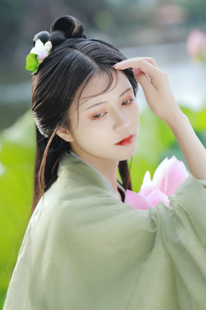 美女扒开粉嫩的尿囗给男生桶