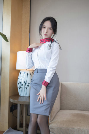 午夜精品在线视频