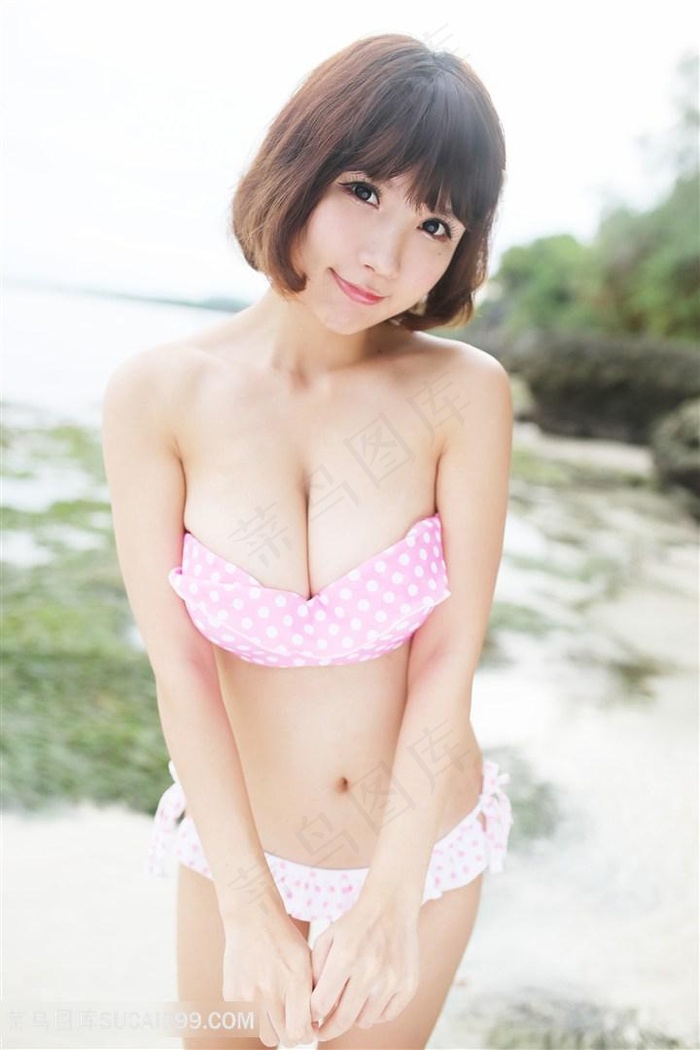 在教室里揉女同学的胸小说