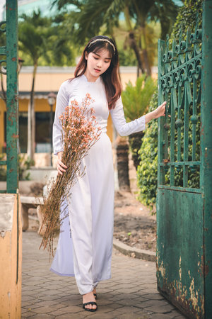 春潮烂漫满堂红