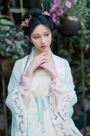 宝贝打开腿让我尿在里面视频