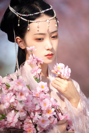 一个吃奶一个添下边