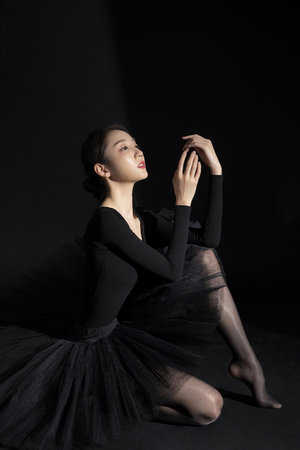 被两个男人绑着吃奶