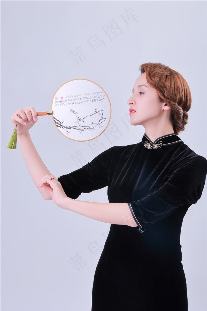 美女一丝一不挂的全身照